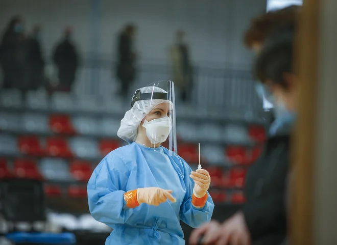 Množično testiranje na novi koronavirus. FOTO: Jože Suhadolnik/Delo