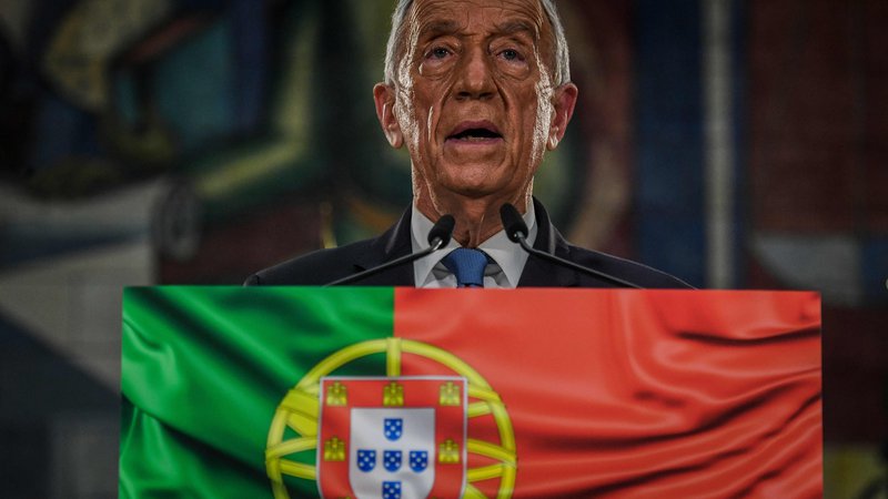 Fotografija: Na prejšnjih predsedniških volitvah leta 2016 je Marcela Rebela de Souso podprlo 52 odstotkov Portugalcev. Tokrat jih je prepričal 61 odstotkov. FOTO: Patricia De Melo Moreira/AFP
