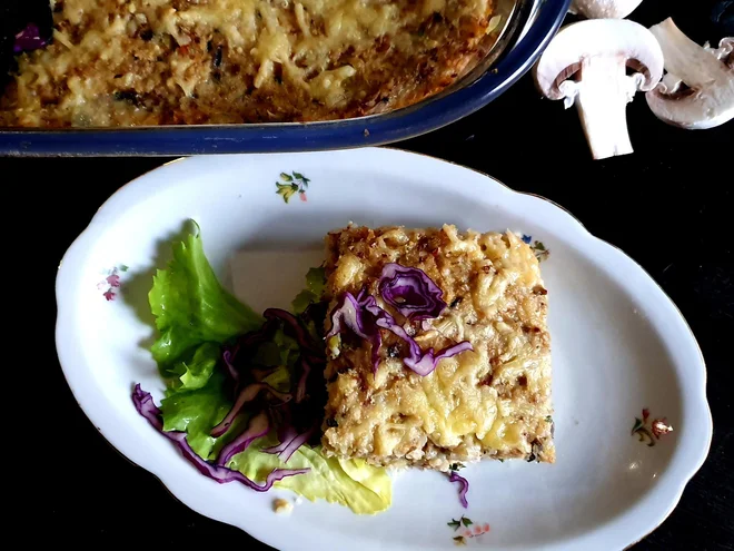 Poletov recept: ajdov narastek z gobami, sirom in slanino. FOTO: Tanja Drinovec