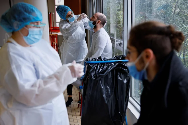 Testiranje učiteljev v enem od pariških predmestij. FOTO: Thomas Samson/AFP