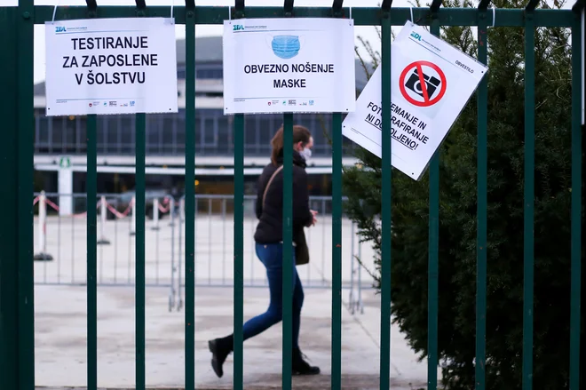 Testiranje zapolsenih v vrtcih in šolah v Ljubljani poteka na Gospodarskem razstavišču. FOTO: Matej Družnik/Delo