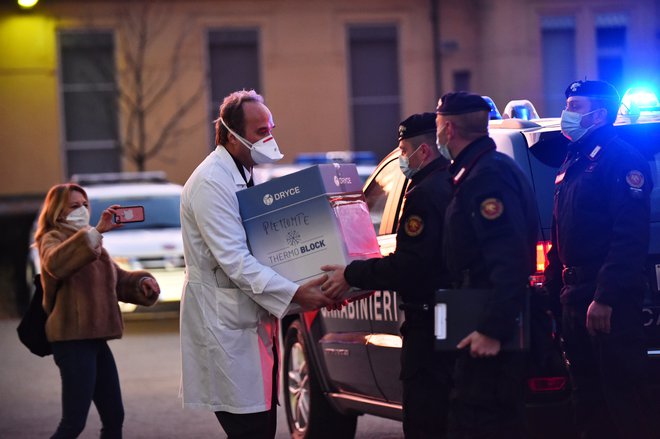 Prihod Pfizerjevega cepiva v Turin 27. decembra lani. FOTO: Massimo Pinca/Reuters