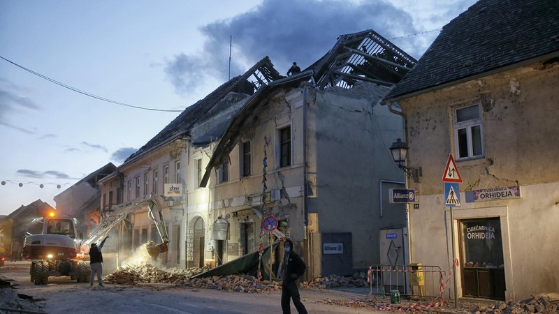 Fotografija: Potres, ki je prizadel Petrinjo, bi tudi v Sloveniji povzročil ogromno škodo. FOTO: Blaž Samec/Delo