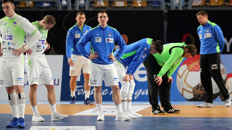 Fotografija: Slovenci so bili po remiju z Egipčani opazno potrti. FOTO: Mohamed Abd El Ghany/AFP