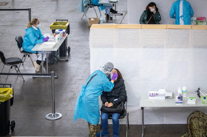 Testiranje zaposlenih v šolstvu na Gospodarskem razstavišču. FOTO: Voranc Vogel/Delo