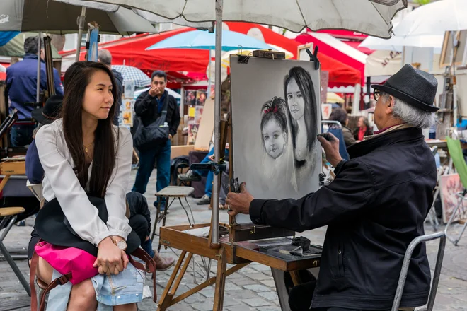Tako živahno je bilo vzdušje na slikovitem trgu Place du Tertre maja 2015. FOTO: Shutterstock