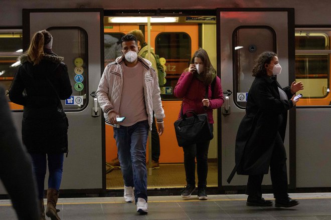 Uporabniki podzemne železnice na Dunaju, ki morajo od danes nositi zaščitne maske FFP2. FOTO: Alex Halada/AFP