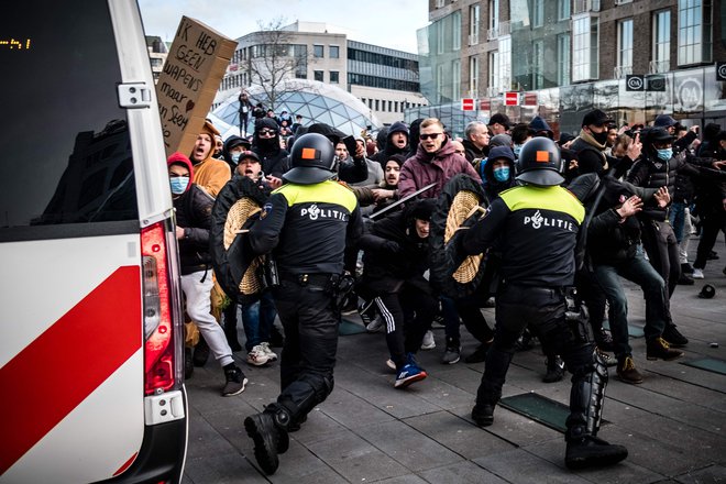 Polcija je proti protestnikom v Eindhovnu uporabila silo. FOTO: Rob Engelaar/AFP