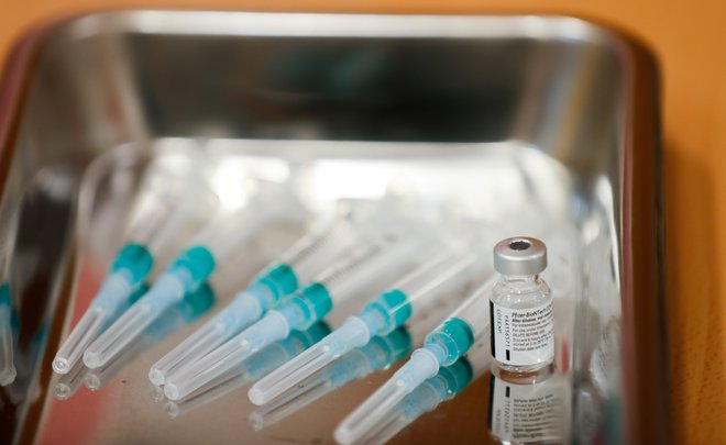 Odmerki Pfizerjevega cepiva. FOTO: Susana Vera/Reuters