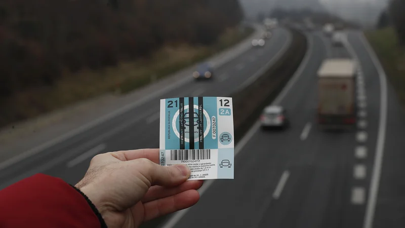 Fotografija: Letos naj bi vozniki zadnjič morali kupiti nalepko, od decembra v Darsu načrtujejo tudi e-vinjete. FOTO: Leon Vidic/Delo