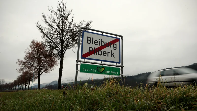 Fotografija: Neznanci so pred nekaj več kot tednom dni s črno barvo pomazali slovenska imena na dvojezičnih krajevnih napisih v občinah Pliberk in Dobrla vas. FOTO: Uroš Hočevar/Delo