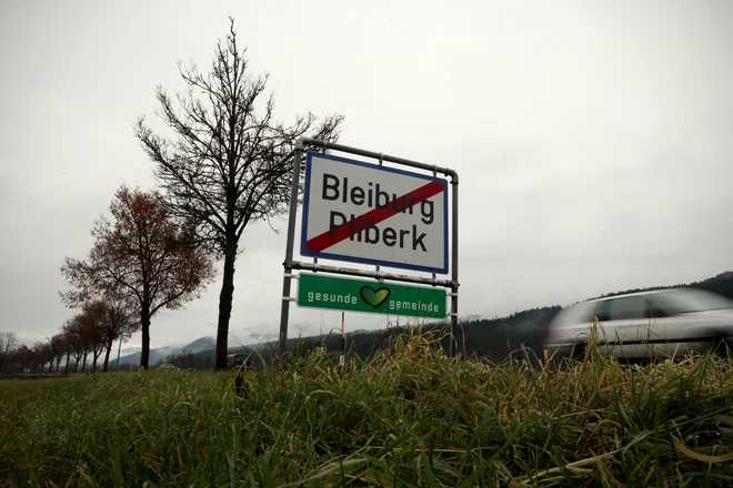 Neznanci so pred nekaj več kot tednom dni s črno barvo pomazali slovenska imena na&nbsp;dvojezičnih&nbsp;krajevnih napisih v občinah Pliberk in Dobrla vas. FOTO: Uroš Hočevar/Delo