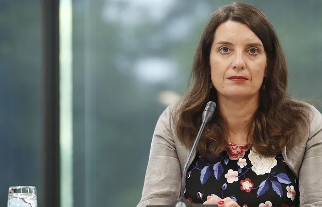 Ministrica Simona Kustec meni, da so šole dobro pripravljene na ponovno odprtje. FOTO: Leon Vidic/Delo