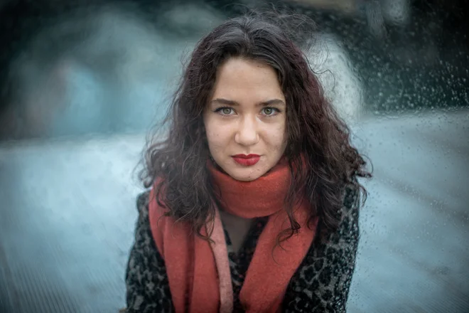 Aiko Zakrajšek trenutno snuje pesniški prvenec, saj je pesnjenje zanjo »najbolj pristen način izražanja.« FOTO: Voranc Vogel