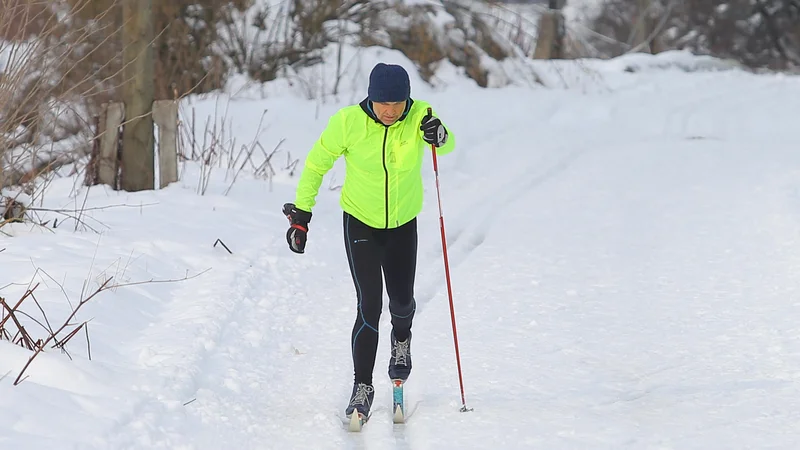 Fotografija: Uporabimo lahko oprijeto lažje zimsko športno oblačilo, podloženo trenirko, tanjše smučarsko perilo, brezrokavnik, vetrovko, kapo, tanjše rokavice s prsti, sončna očala. FOTO: Jože Suhadolnik