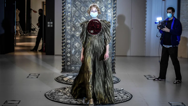 Fotografija: Manekenka nosi kreacijo Christiana Diorja na kastingu modne hiše Haute Couture Christian Dior v Parizu. Ker so modne revije prepovedane, so umetniške ambicije modnih oblikovalcev postale virtualne. V Parizu se je teden virtualnih modnih revij začel 25. januarja. FOTO: Stephane De Sakutin/Afp