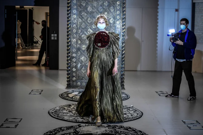 Manekenka nosi kreacijo Christiana Diorja na kastingu modne hiše Haute Couture Christian Dior v Parizu. Ker so modne revije prepovedane, so umetniške ambicije modnih oblikovalcev postale virtualne. V Parizu se je teden virtualnih modnih revij začel 25. januarja. FOTO: Stephane De Sakutin/Afp<br />
