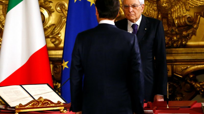 Fotografija: Giuseppe Conte (levo) je predsednika republike Sergia Mattarello drugič v treh letih obvestil o svojem odstopu, vendar upa, da bo dobil še eno priložnost za sestavo vladajoče koalicije. FOTO: Tony Gentile/Reuters