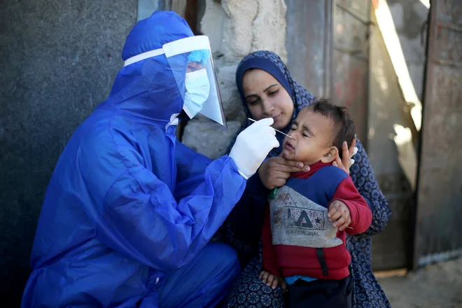 Testiranje v Gazi. FOTO: Ibraheem Abu Mustafa/Reuters