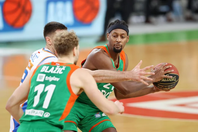 Jarrod Jones in Jaka Blažič sta pomembna aduta Cedevite Olimpije pri metih za tri točke. FOTO: ABA