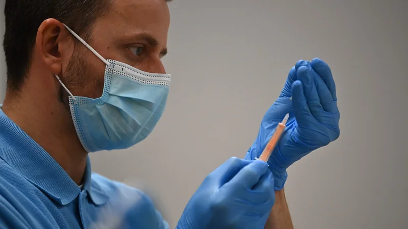 Fotografija: Farmacevtska industrija miri, da so zapleti pri proizvodnji cepiv nekaj povsem običajnega. Foto: Ben Stansall/Afp
