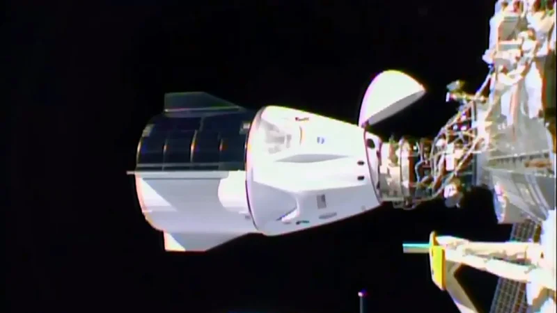 Fotografija: Dragon je povsem avtonomno plovilo. FOTO: NASA TV / AFP