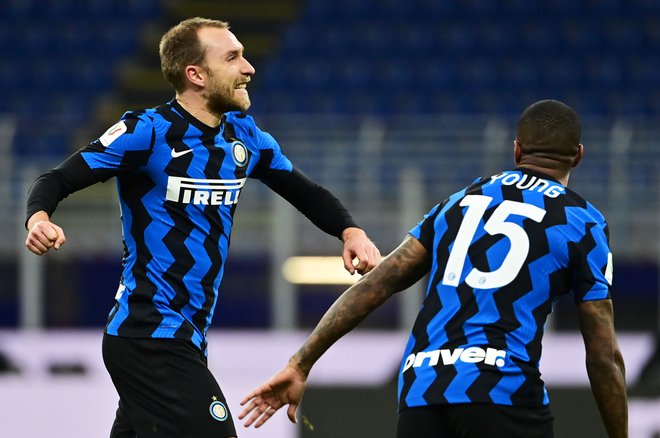 Inter Milan's Danish midfielder Christian Eriksen (L) celebrates after scoring a free kick during the Italian Cup quarter final football match between Inter Milan and AC Milan on January 26, 2021 at the Meazza stadium in Milan. (Photo by MIGUEL MEDINA / AFP) Foto Miguel Medina Afp