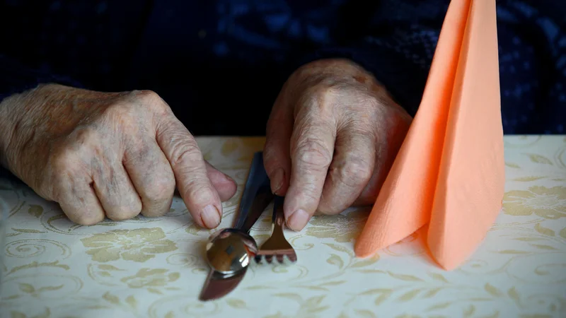 Fotografija: Kar človek še zmore, naj naredi sam. Kot je rekla Maria Montessori: »Karkoli naredite namesto mene, mi s tem nekaj vzamete.« FOTO: Blaž Samec/Delo