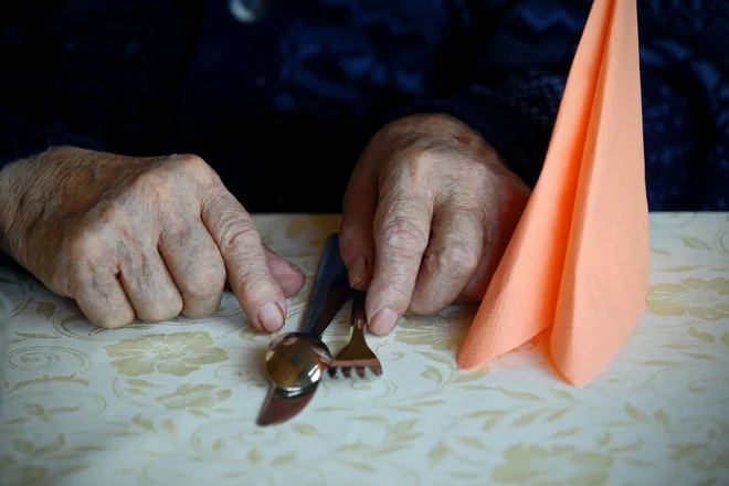 Kar človek še zmore, naj naredi sam. Kot je rekla Maria Montessori: &raquo;Karkoli naredite namesto mene, mi s tem nekaj vzamete.&laquo; FOTO: Blaž Samec/Delo