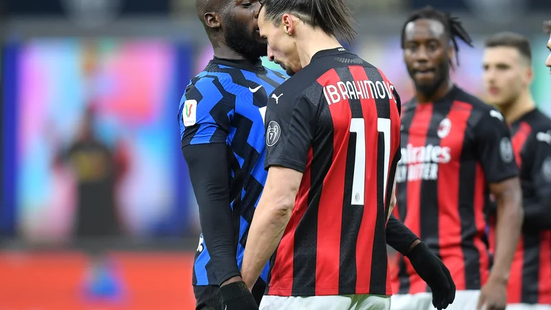 Fotografija: Zlatan Ibrahimović in Romelu Lukaku sta bila osrednji osebnosti četrtfinalnega dvoboja za italijanski pokal med Milanom in Interjem. FOTO: Daniele Mascolo/Reuters