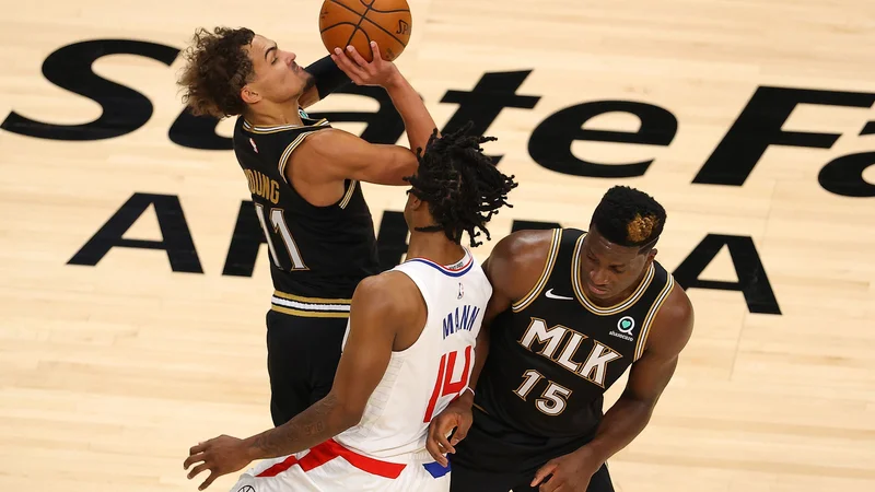 Fotografija: Mladi 22-letni zvezdnik Atalante Trae Young je bil prehiter in nerešljiva uganka za tekmece iz Los Angelesa. FOTO: Kevin C. Cox/AFP
