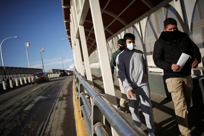 Izgon mehiškega migranta iz ZDA na mejnem prehodu Paso del Norte. FOTO: Jose Luis Gonzalez/Reuters