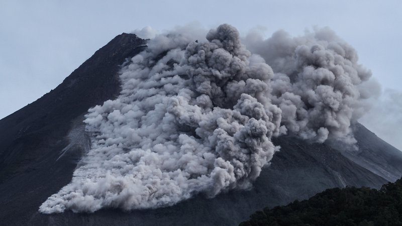 Fotografija: Najaktivnejši indonezijski vulkan Merapi znova bruha lavo in pepel. FOTO: Antara via Reuters