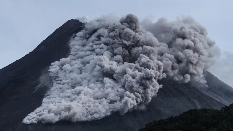 Fotografija: Najaktivnejši indonezijski vulkan Merapi znova bruha lavo in pepel. FOTO: Antara via Reuters