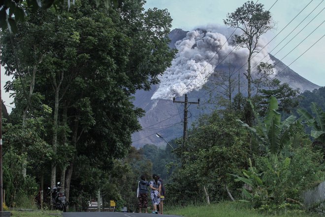 Najaktivnejši indonezijski vulkan Merapi znova bruha lavo in pepel. FOTO: Antara via Reuters