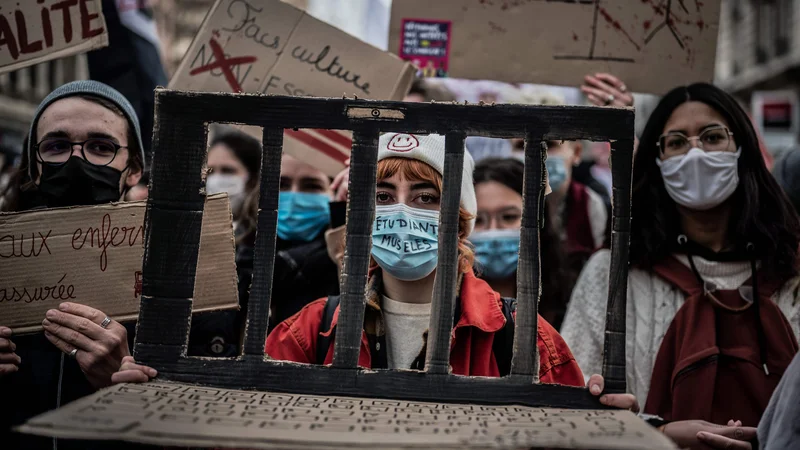 Fotografija: V Lyonu študentje demonstrirajo na shodu v okviru nacionalnega dneva učiteljev in študentov. Na ulice so odšli zaradi nizkih plač učiteljev in slabega vladnega spopadanja s pandemijo v šolah. FOTO: Jeff Pachoud/Afp
