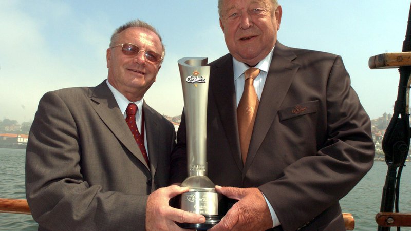 Fotografija: Josef Vengloš (levo ob bivšemu predsedniku UEFA Lennartu Johanssonu) je bil izjemno cenjen in spoštovan strokovnjak, ki je kot prvi trener iz držav iz nekdanje Vzhodne Evrope deloval v Angliji. FOTO: Reuters