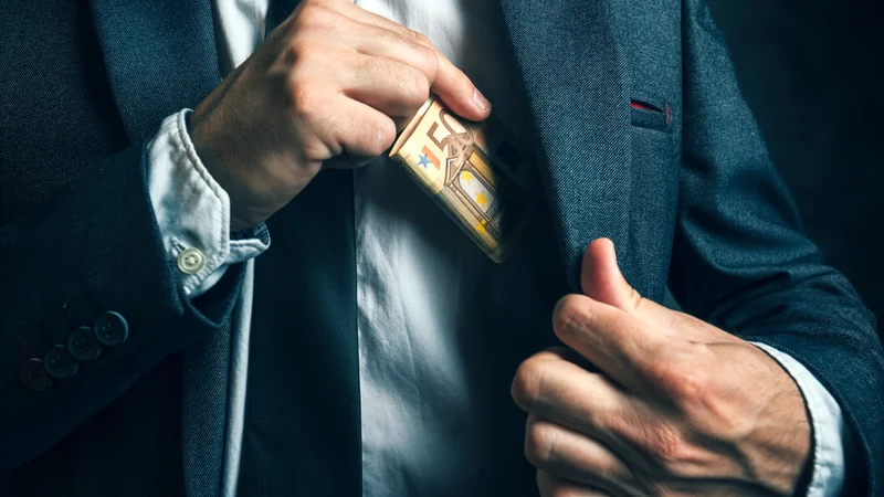 Fotografija: Korupcija tudi v Sloveniji ne jenja. FOTO: Shutterstock
