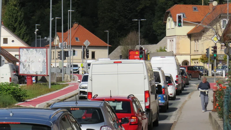 Fotografija: Zgoščen promet skozi Škofljico spravlja prebivalce ob prometnici v obup. FOTO: Bojan Rajšek/Delo