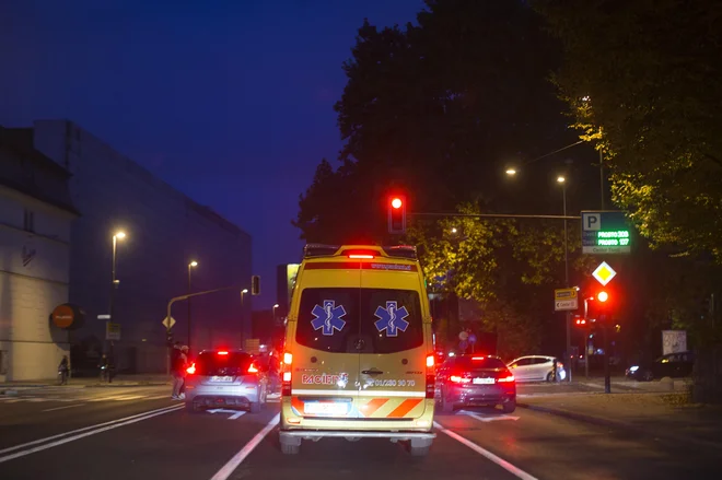 Za vzdrževanje dejavnosti za covid-19, še posebno za intenzivno enoto, je potrebnega veliko več kadra kot za osnovno dejavnost, ki jo bolnišnica izvaja. FOTO: Jure Eržen/Delo