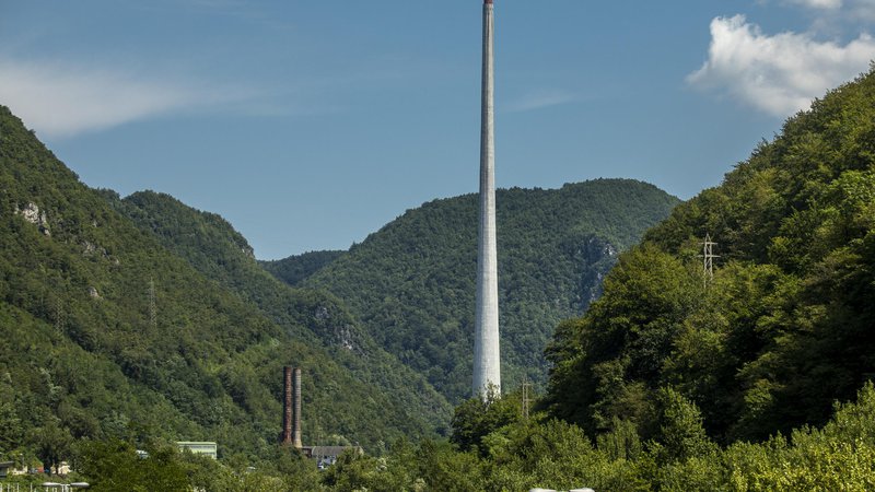Fotografija: Njun poskus na dimniku termoelektrarne v Trbovljah, ki je s 360 metri najvišji dimnik v Evropi, so zabeležile tudi kamere. FOTO: Voranc Vogel