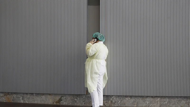 Fotografija: So na pohodu novi sevi koronavirusa ali le njegove različice? Ne glede na odgovor ostajajo epidemiološki ukrepi za zaščito ljudi enaki. FOTO: Leon Vidic/Delo