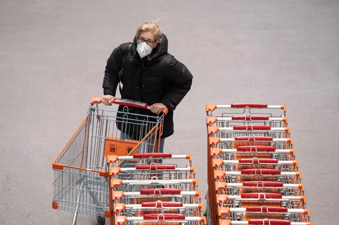 Avstrijci, starejši od 14 let, morajo od ponedeljka v trgovinah, javnem prometu, zdravstvenih ustanovah in storitvenih dejavnostih nositi zaščitne maske FFP2. FOTO: Alex Halada/AFP