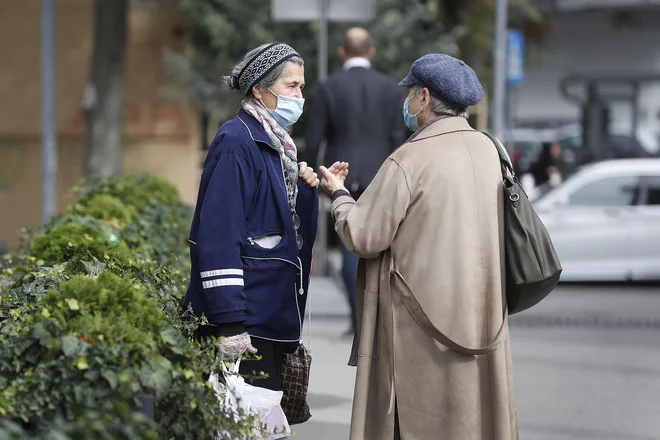 Po mnenju epidemiologov je še prezgodaj, da bi delali zaključke o povezavi med cepljenjem in asimptomatskimi pozitivnimi osebami. FOTO: Leon Vidic