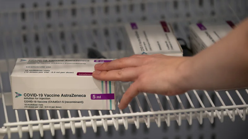 Fotografija: V Bruslju želijo, da AstraZeneca dobavlja cepivo za EU tudi iz obratov v Združenem kraljestvu. FOTO: Joe Giddens/Reuters