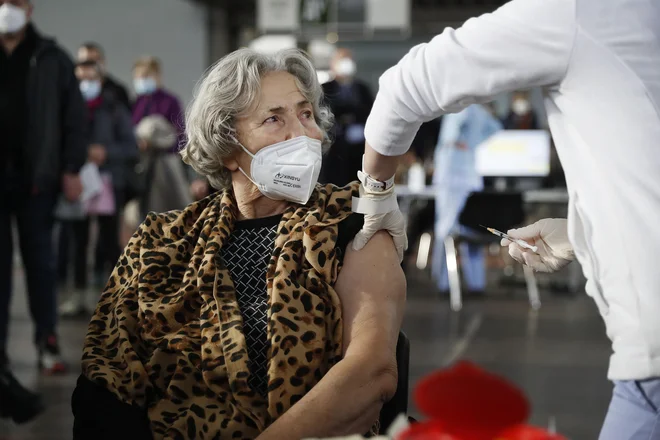 Za naslednje oddaje bi bili primerni temi dodatki v zdravstvu ob epidemiji in cepljenje mimo čakalnih vrst, ker je bolje, da cepivo zavržemo, kot da bi cepili koga, ki ni na vrsti. FOTO: Leon Vidic/Delo