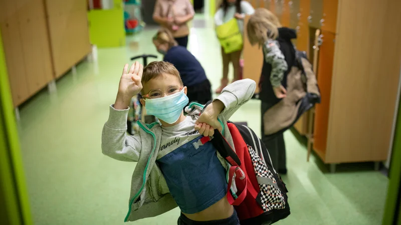 Fotografija: Z včerajšnjim dnem so se po večmesečni prekinitvi v šole vrnili učenci prve triade. Na fotografiji 3. c razred na osnovni šoli Maksa Pečarja v Črnučah. FOTO: Voranc Vogel