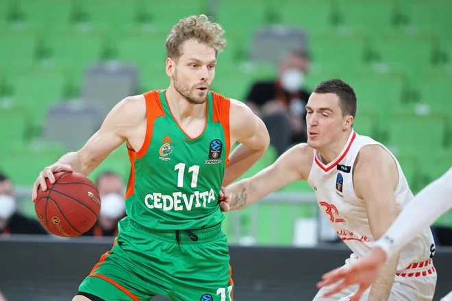 Ljubljanski kapetan (levo) in Danilo Anđušić (desno) sta bila izjemno razpoložena v napadu. FOTO: Cedevita Olimpija