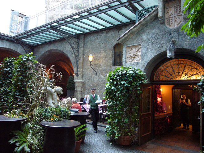 Najstarejše podjetje v Evropi je restavracija St. Peter Stiftskeller v Salzburgu (Klet samostana svetega Petra), njen izvor sega v leto 803. Foto arhiv St. Peter Stiftskeller