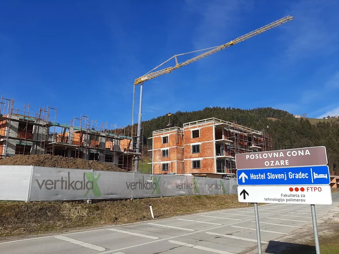 Na Ozarah pod priljubljeno mestno hribovsko rekreacijsko točko Rahtel rastejo štirje novi stanovanjski stolpiči, individualne in vrstne hiše. FOTO: Mateja Kotnik/Delo